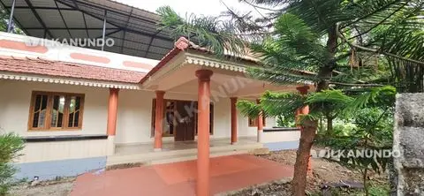 വാണിയമ്പലം മാട്ടകുളത്തു 21 സെന്റ് സ്ഥലം 1000 sq ft വീട് വില്പനക്ക്.