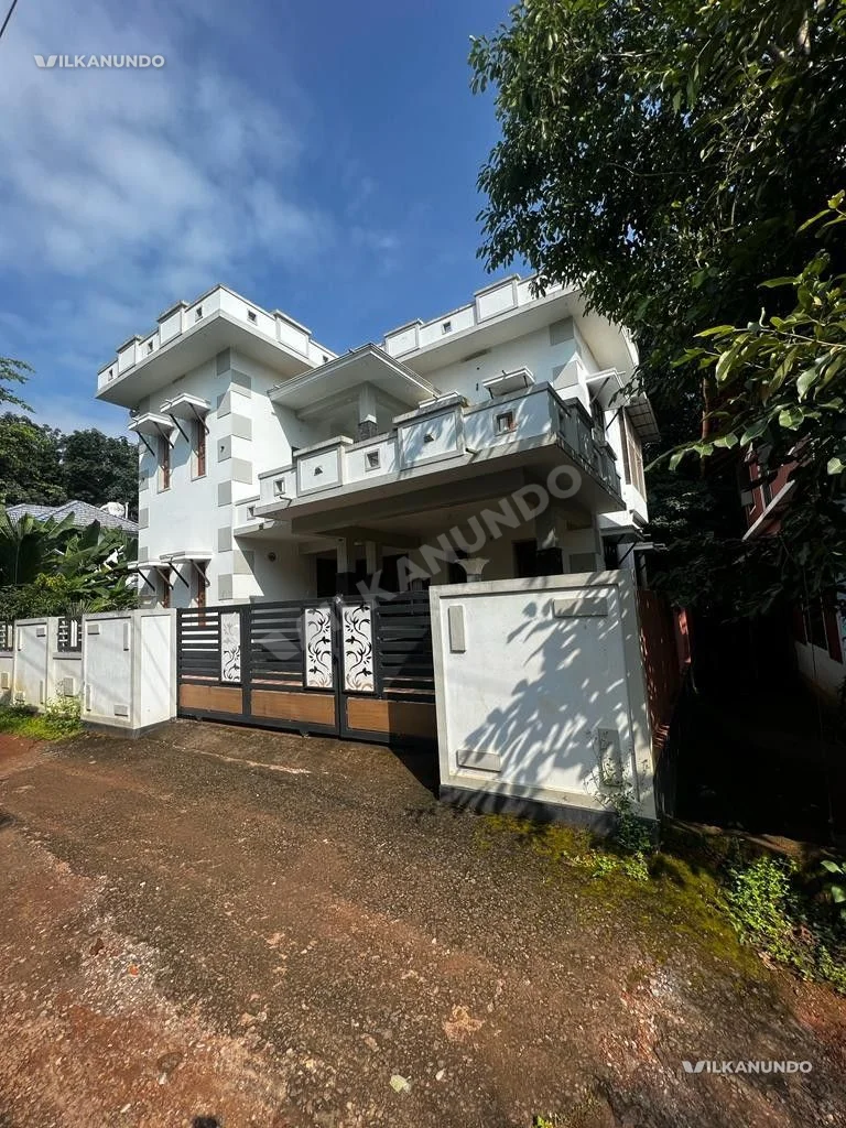 നിലമ്പൂർ റെയിൽവേ സ്റ്റേഷന്റെ അടുത്തായി 12 cent സ്ഥലവും 2500 squrefeet വീടും വിൽപനക്ക്...