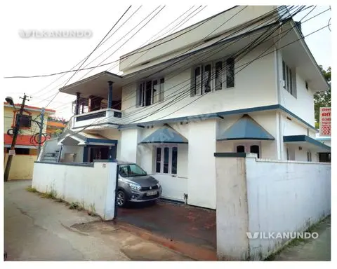well maintained 5bhk old house