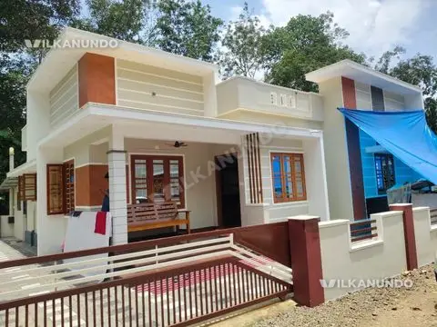 ശ്രീ ശങ്കരാകോളേജിന്റെ അടുത്ത് ബസ്‌റൂട്ടിൽ നിന്നും 250 മീറ്റർ മാറി് 6 സെന്റ് സ്ഥലവും 1300 സ്ക്വയർ ഫീറ്റ് വിൽപനക്ക്