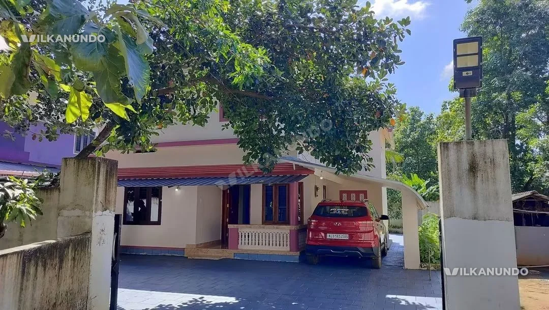 പട്ടിക്കാട് റെയിൽവേ സ്റ്റേഷനിൽ നിന്ന് 1km/9സെന്റ് സ്ഥലവും 4ബെഡ്റൂമുള്ള വീടും വില്പനക്ക്.