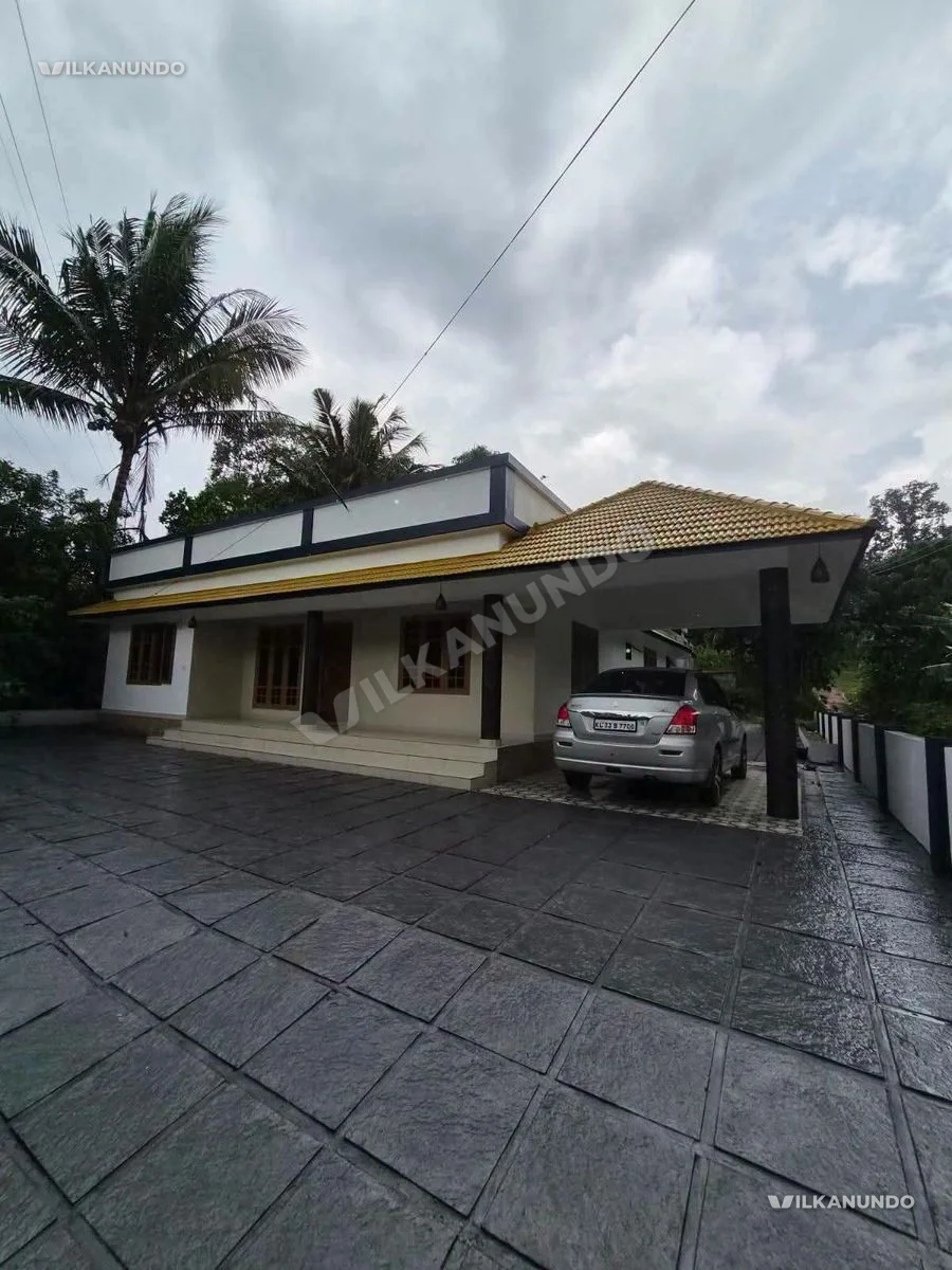 കോതമംഗലം അടിവാട് ടൗൺ തൊട്ടടുത്തായി 11 സെന്റ് സ്ഥലത്ത് 1600 സ്ക്വയർ ഫീറ്റ് വീട് വിൽപനക്ക്