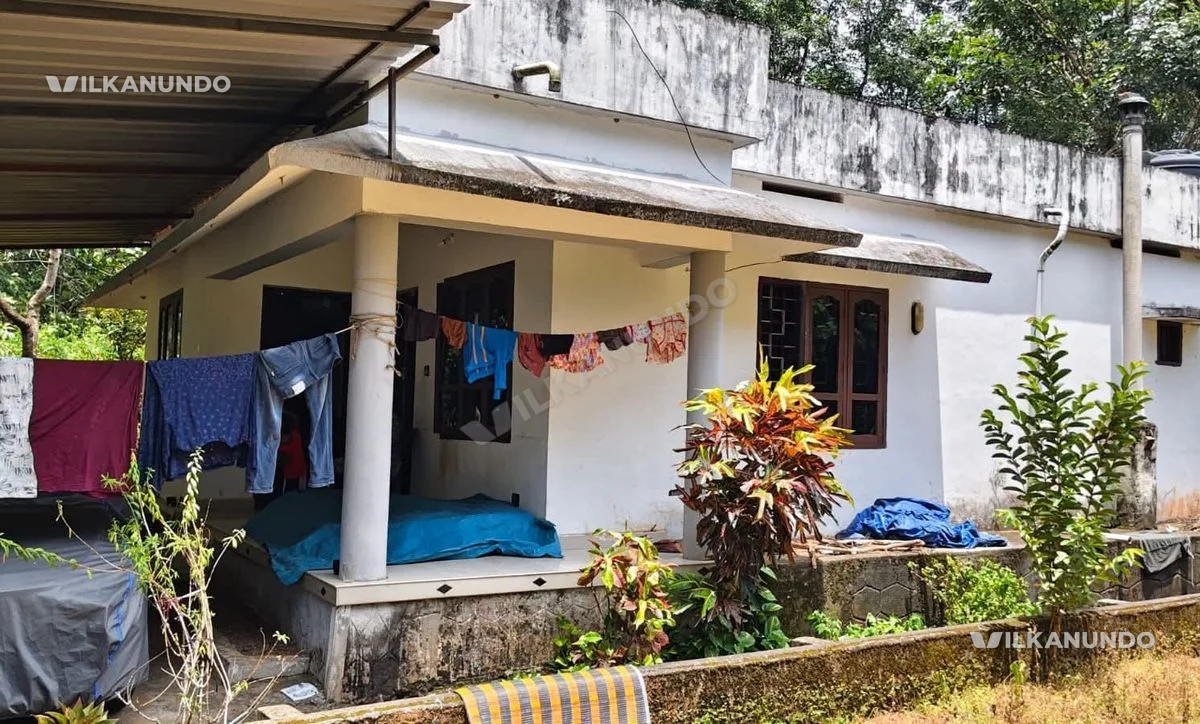 പത്തനംതിട്ട ജില്ല തുമ്പമൺ ജംഗ്ഷന് തൊട്ടടുത്ത് 5 സെന്റ് സ്ഥലം900 സ്ക്വയർ ഫീറ്റ് വീട് വിൽപനക്ക്