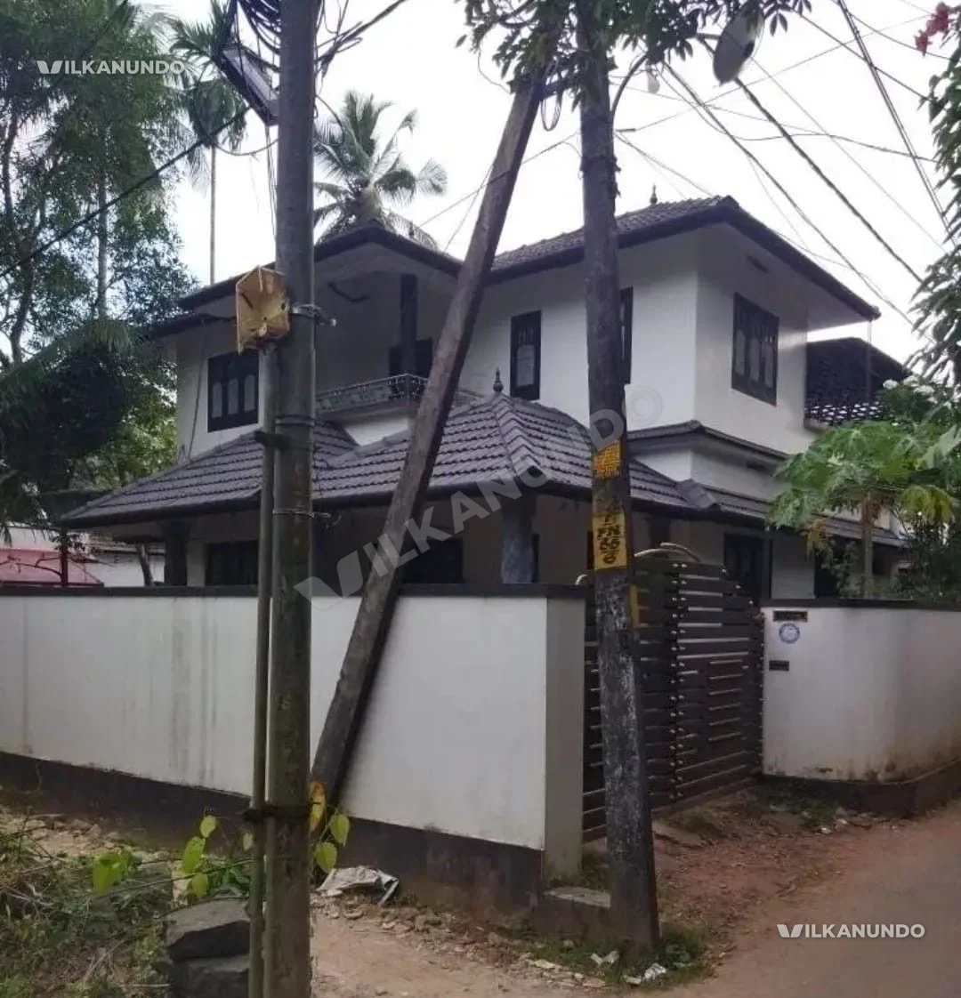 കോഴിക്കോട് ഫറോക്ക് 8 സെന്റെ സ്ഥലവും വീടും വിൽപ്പനക്ക്.