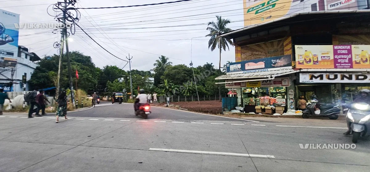 Land for sale near Thrissur - Kunnamkulam highway (mundur) suitable for Comercial purpose. Per cent price above: