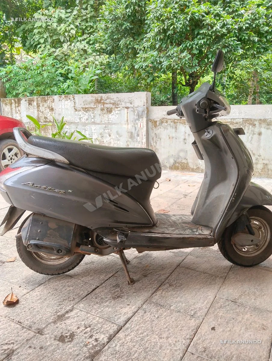 Activa 3g (2015) clean scooter smol scratches only