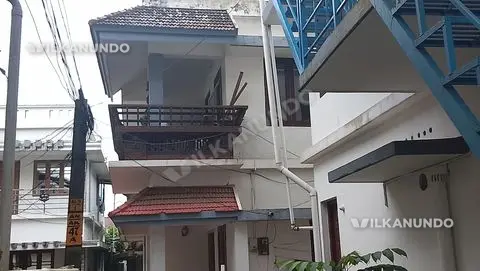 aluva ambattukavu metro yadu 80 metre 4 bhk and 2 bathrooms step is outside and 1 bathroom is outside