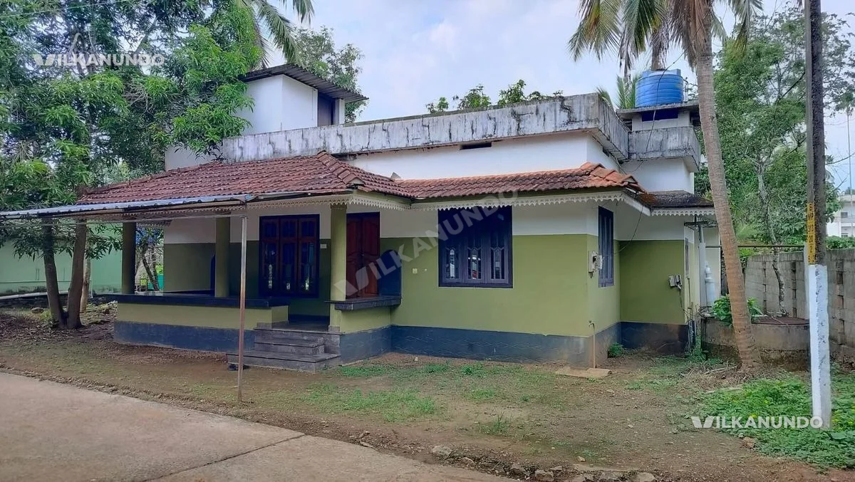 മലപ്പുറം ജില്ലയിലെ എടക്കര നാരോക്കാവിൽ നിന്ന് 700 മീറ്റർ ദൂരത്തിൽ 8സെന്റ് സ്ഥലവും വീടും വിൽപനക്ക്